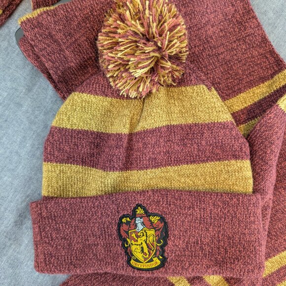 Harry Potter Gryffindor Scarf and Pom Beanie Combo Pack - Picture 3 of 8